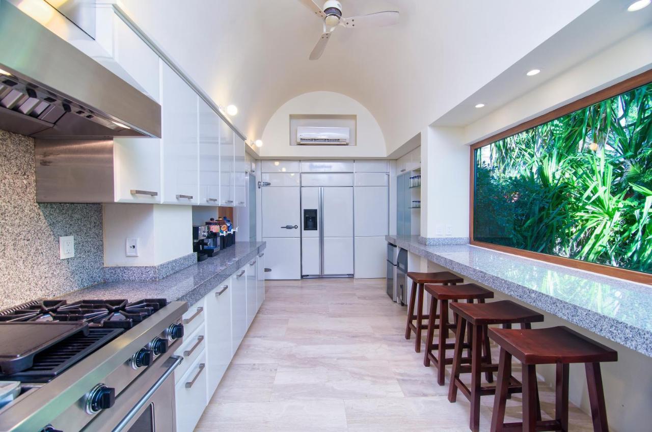 Villa Stunning 7bd Beachfront Fully Staffed With Access To St Regis 4 Seasons &