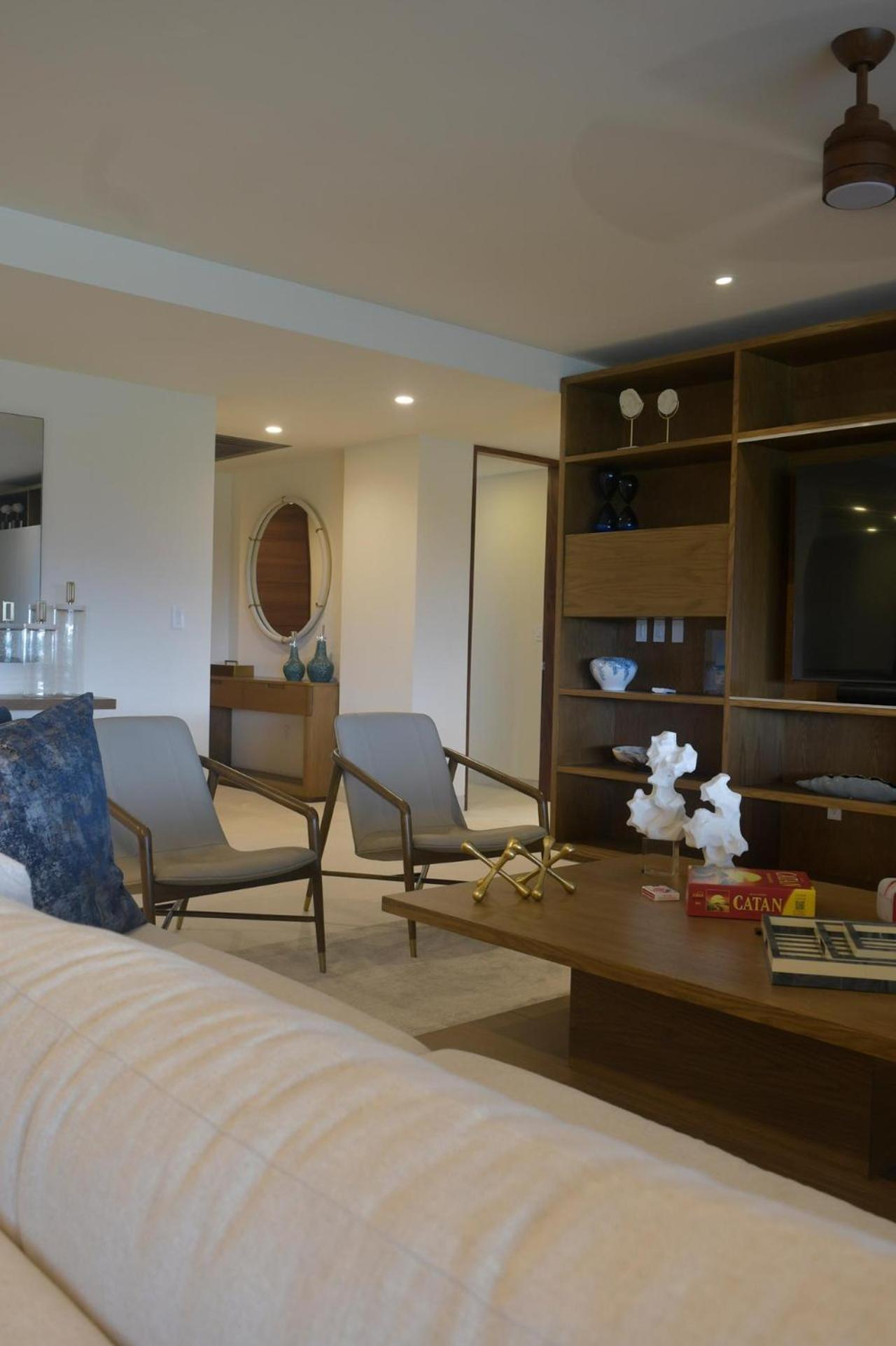 Silver In El Encanto Apartment