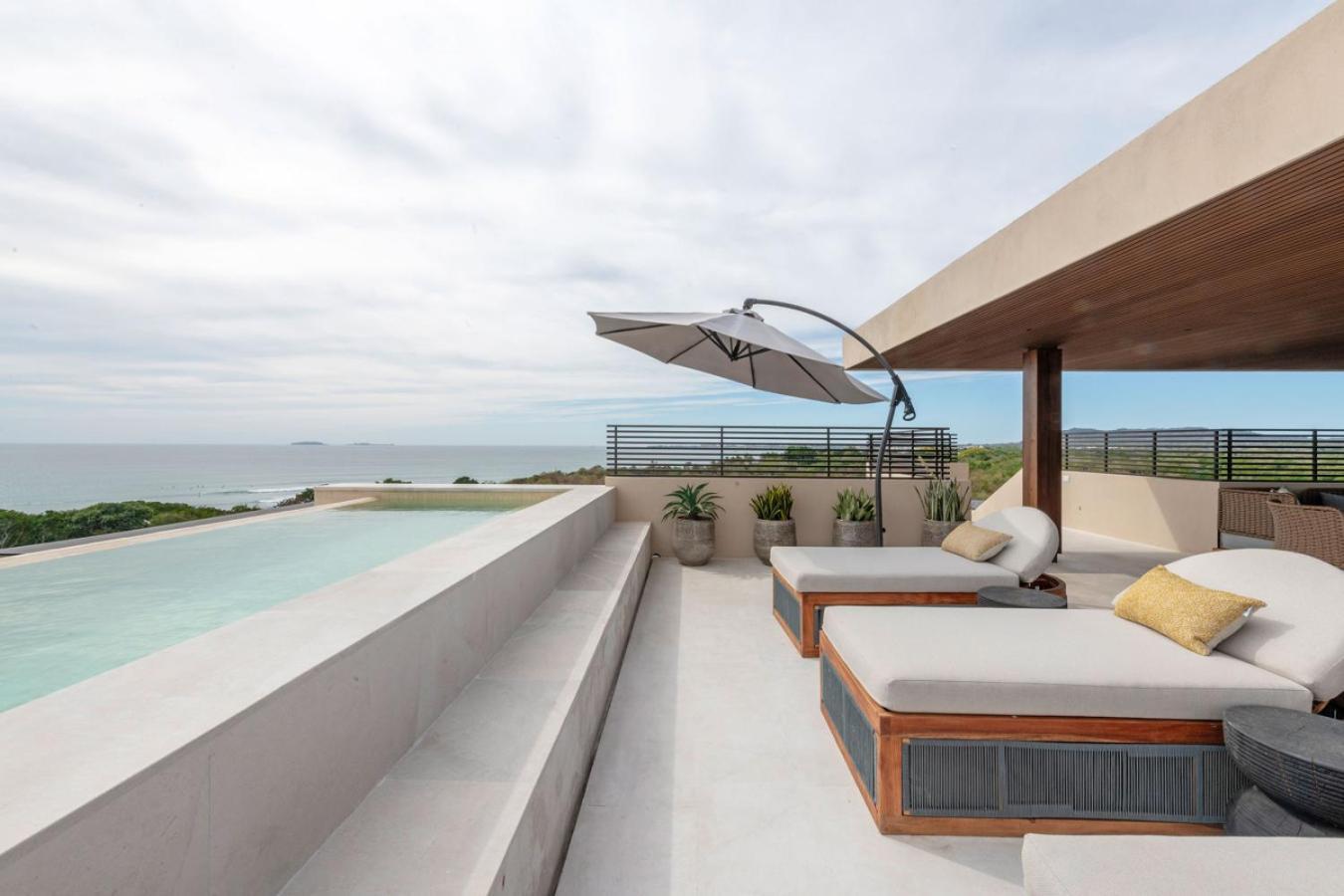 Rooftop Oasis In El Surf